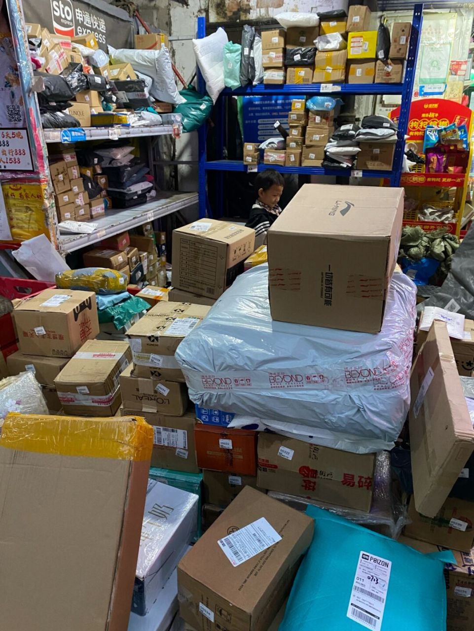 看见快递站堆积如山你会内疚吗? #快递