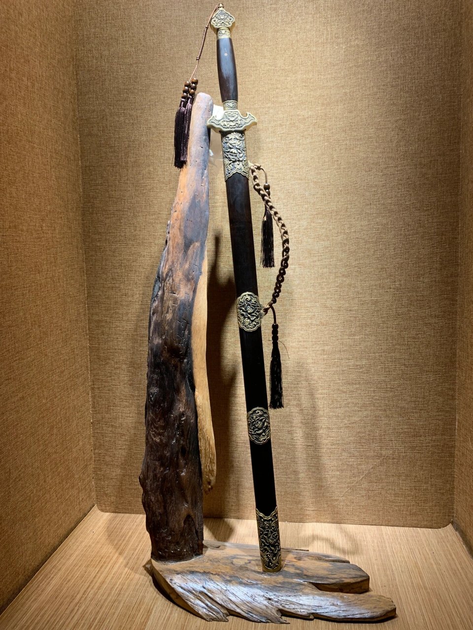 之一的吕洞宾,当年剑斩白色就是这把 哈哈,自己做的,全长103,牡丹宝剑