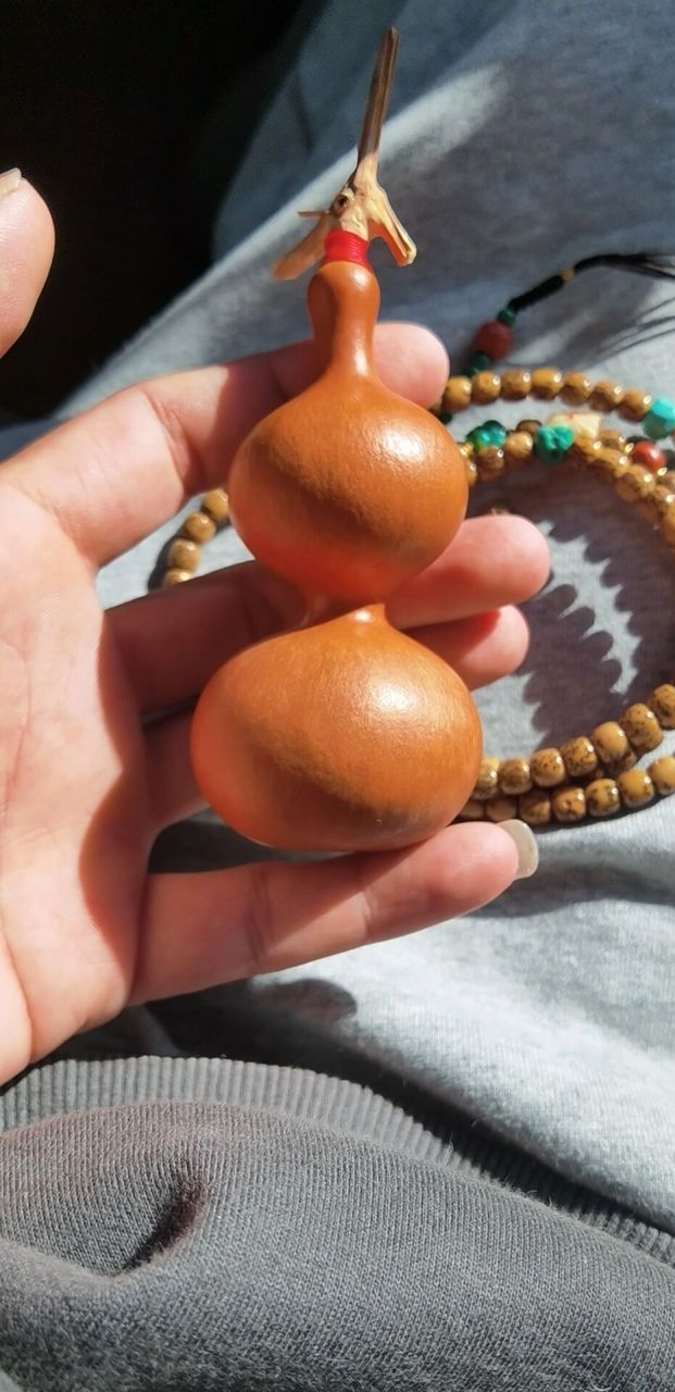 文玩葫芦盘玩的目标就是变成红润的枣红色,想要达到这个结果其实并不