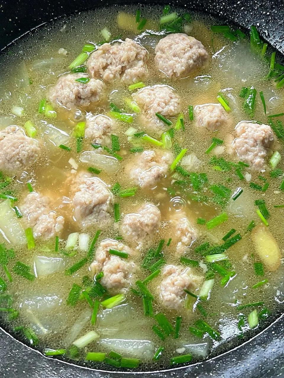 冬瓜清甜,丸子软嫩入味,汤的味道非常鲜美是一家老小都爱喝的汤做法
