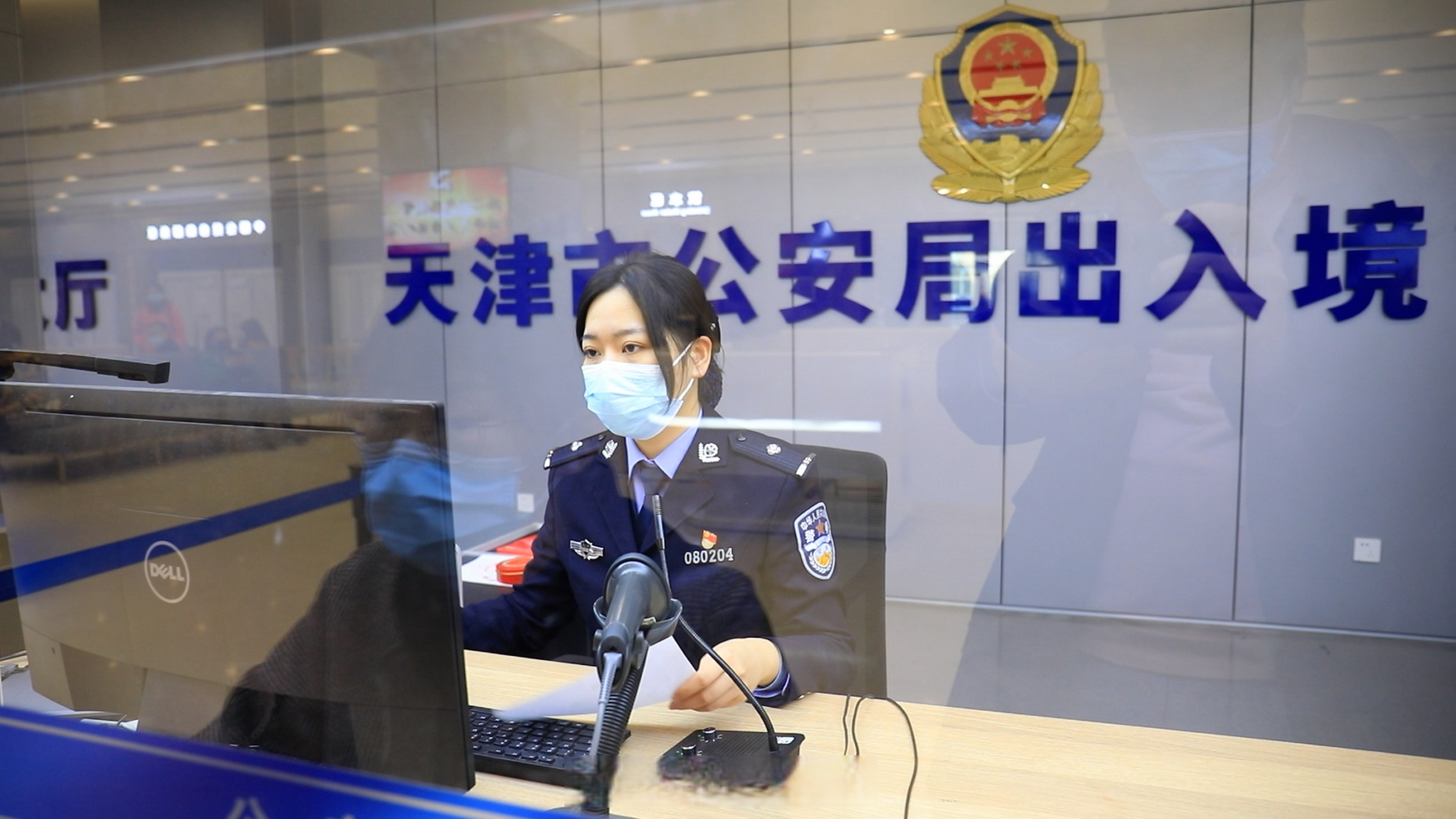 天津市公安局出入境管理总队有一支"警花签证官"队伍,主要负责外谷怂