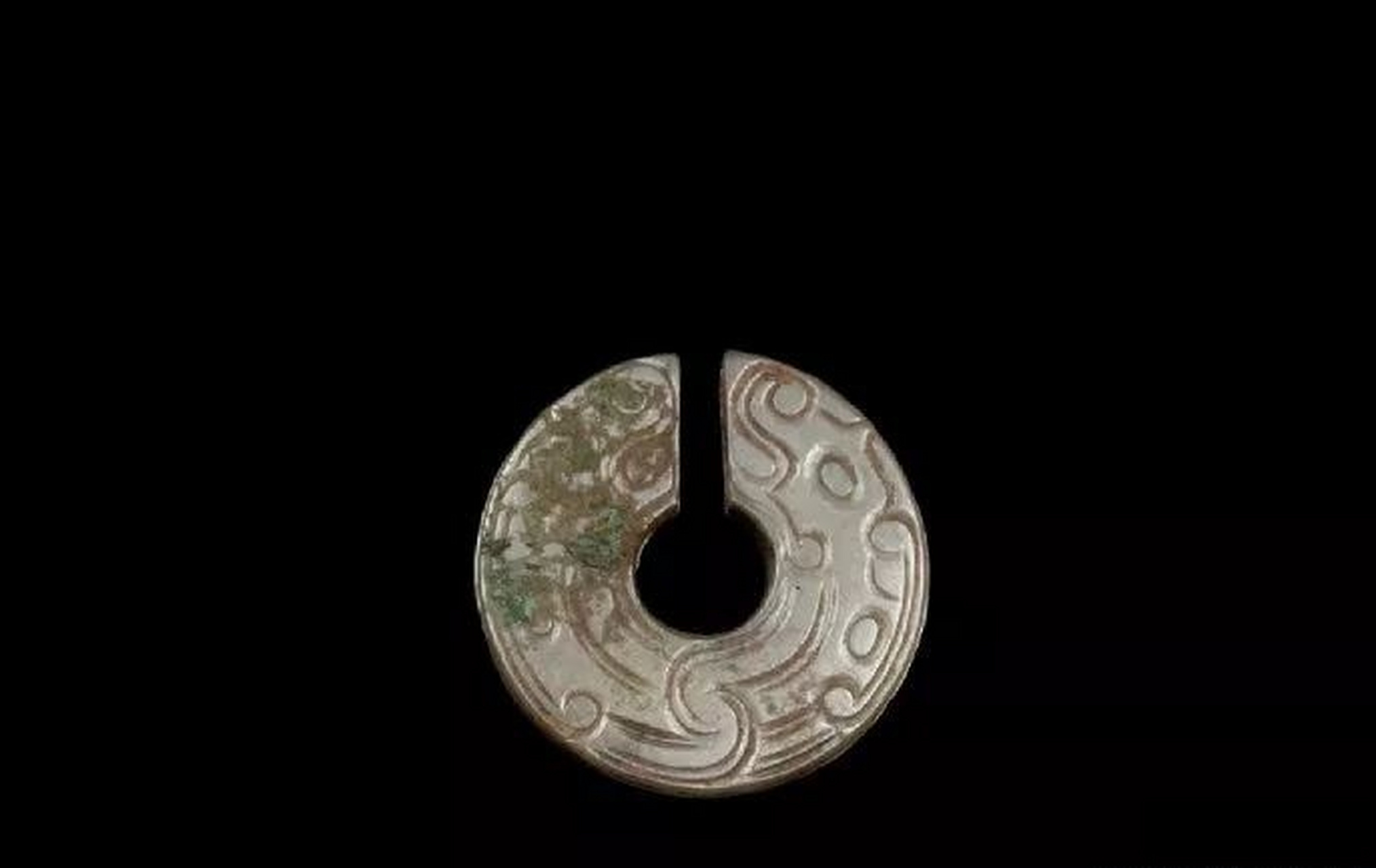 两件同样风格,不同纹饰的商代玉玦.从来没有一对同样的古玉!