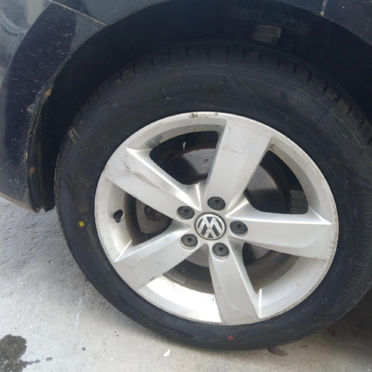 大众新桑塔纳更换赛轮锐科途轮胎185-60-15两条,完美上车.