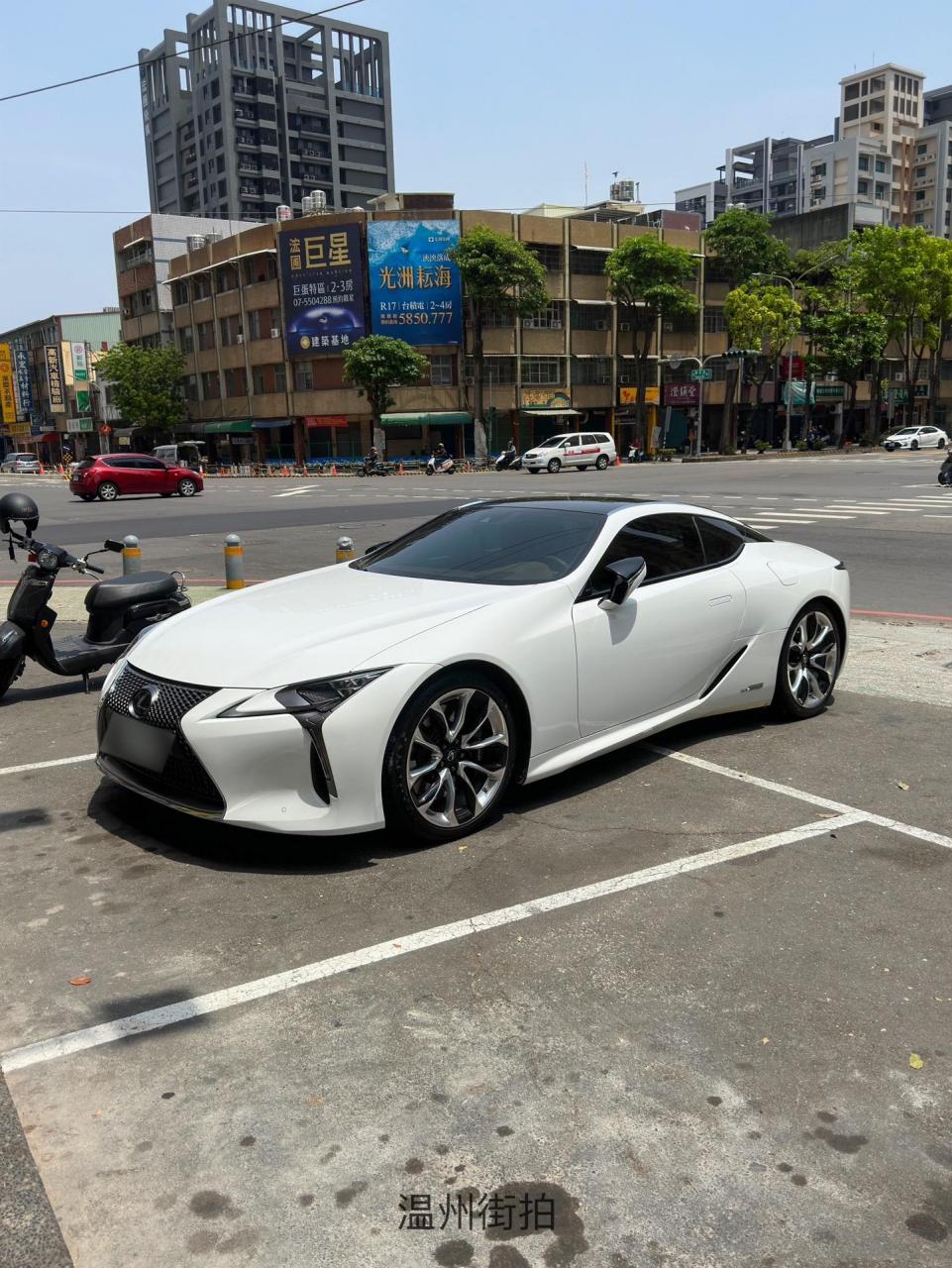 雷克萨斯lc500h真的太美了,搭配白色的车身显得更好看了