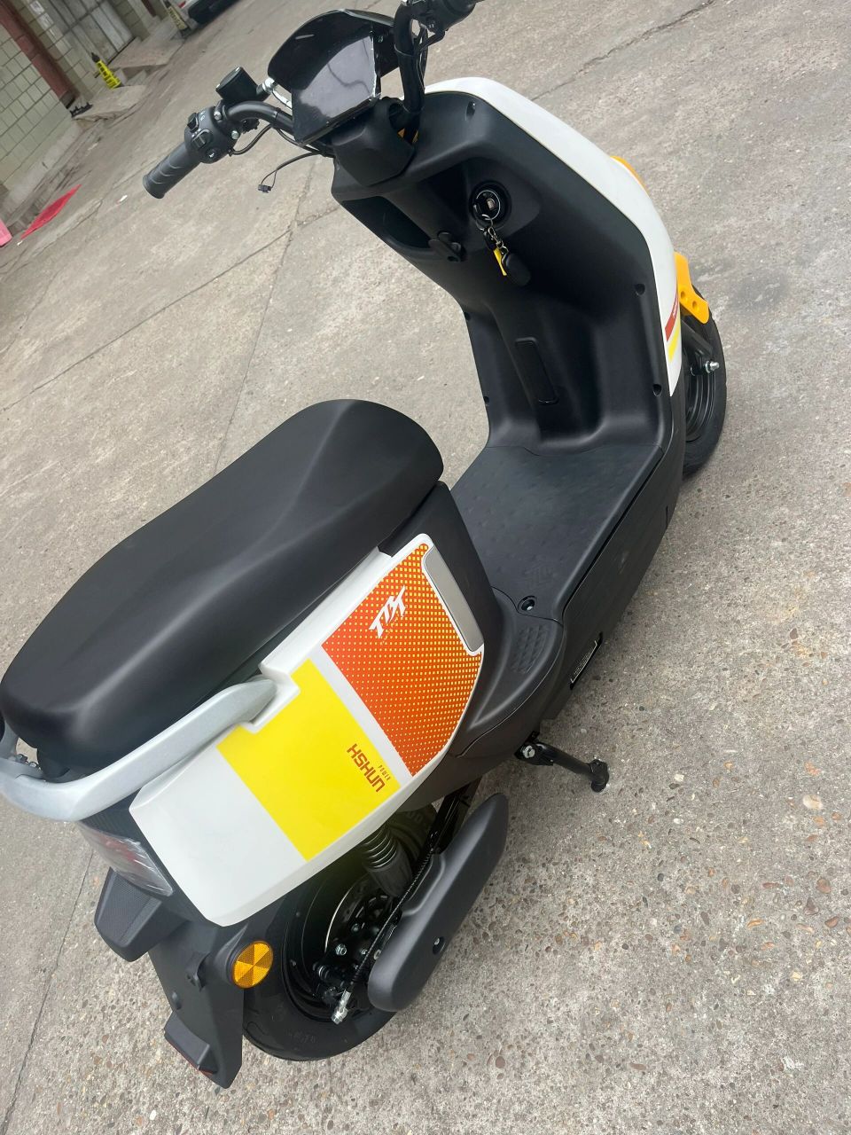 非常精致的电动车只要1999米 海戈电动车,前后双碟刹,真空胎,座桶储物