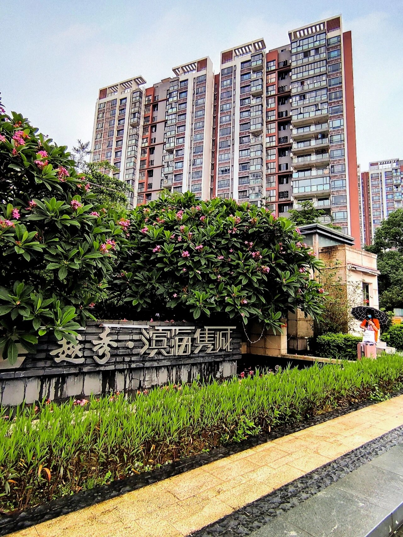 前者是越秀在南沙的第8个项目,后者则是第9个,滨海隽城的楼龄横跨2007