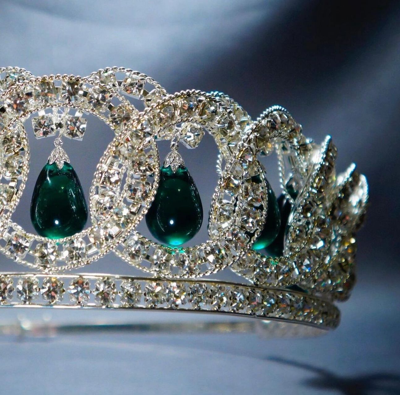 这枚皇冠在俄罗斯革命中幸存下来,成为世界上最迷人的皇室珠宝之一