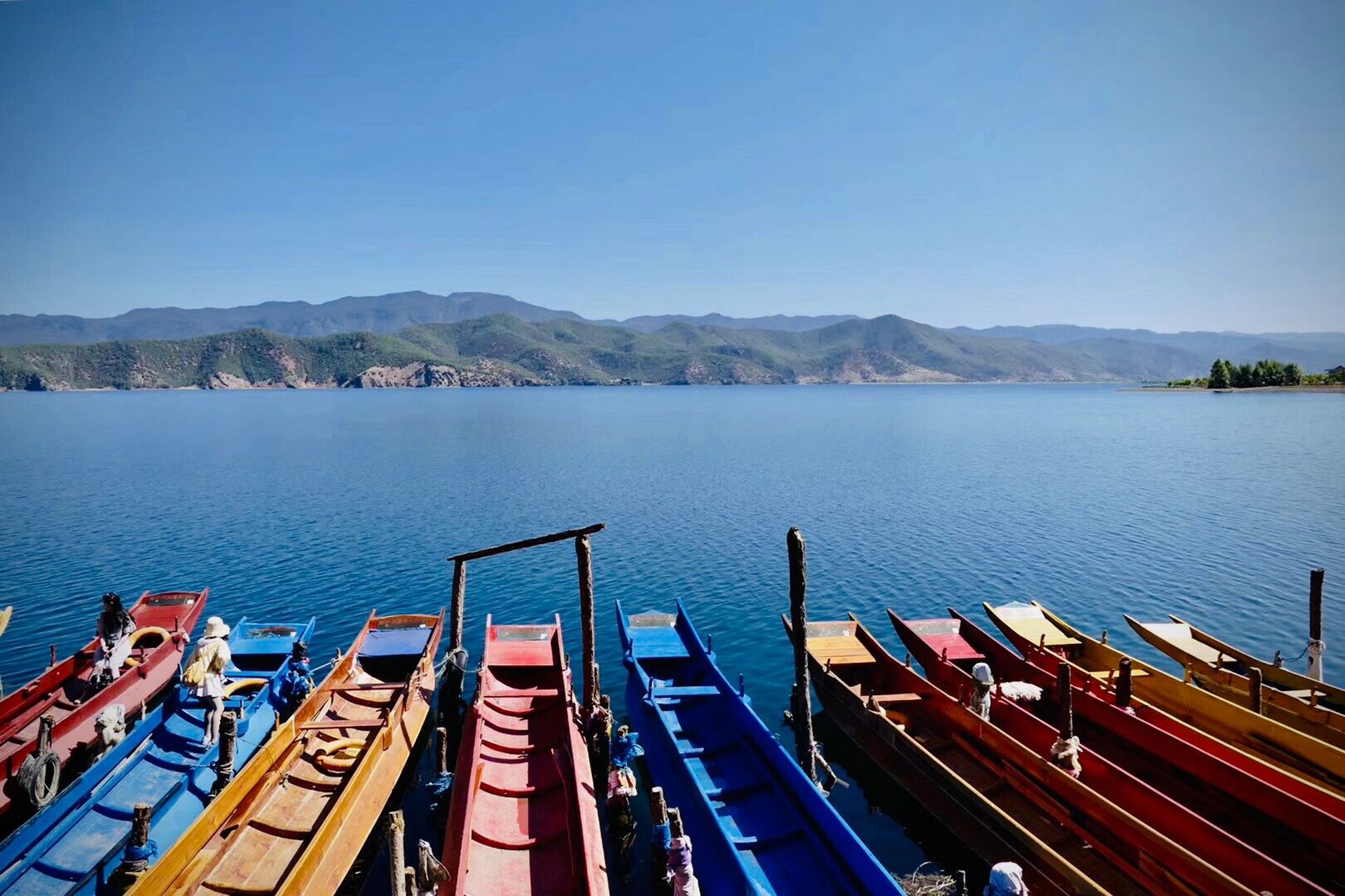 县与云南省宁蒗县交界处,为川滇共辖,湖东为盐源县泸沽湖镇(原左所区)