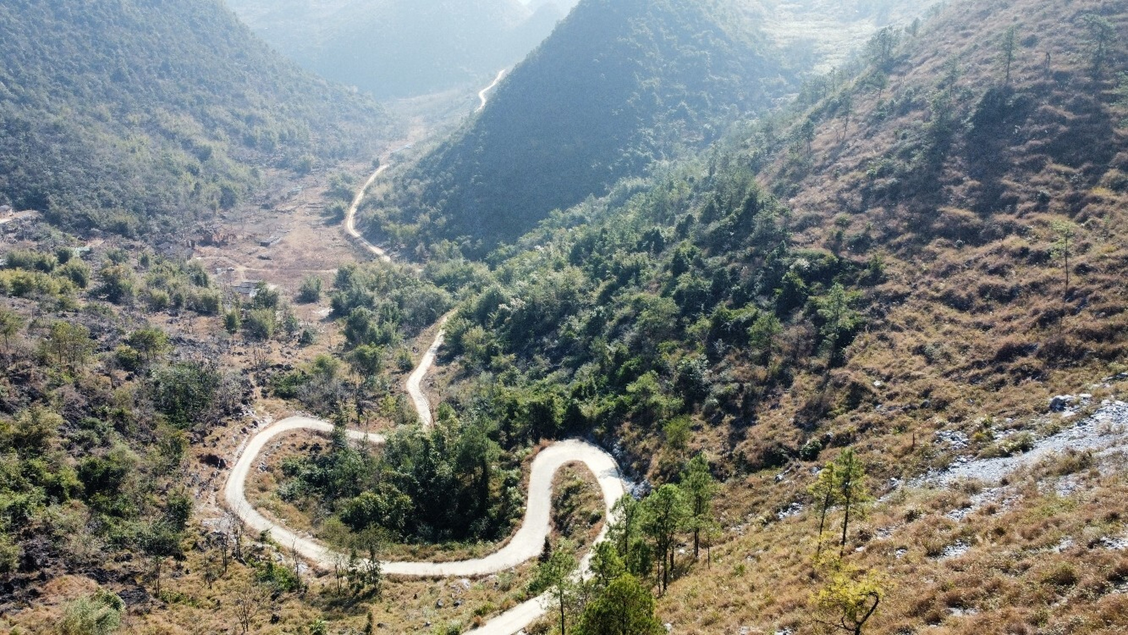 清远靘雾山挂壁公路,我家转个弯就到 通天路 #中国最美旅行地