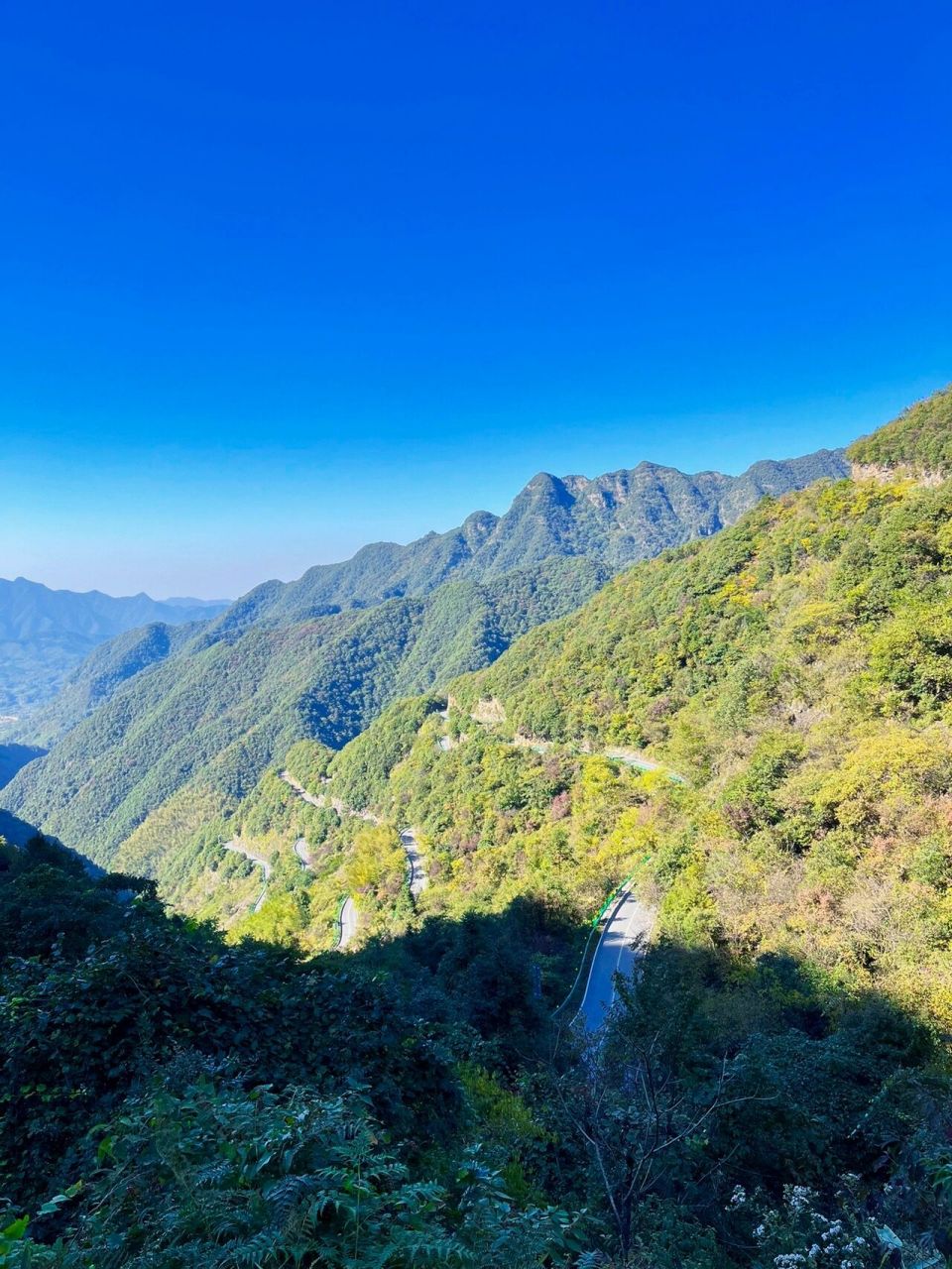 皖南川藏线"六道湾"观景台 今天的天是真的蓝,万里无云,真的是舒服