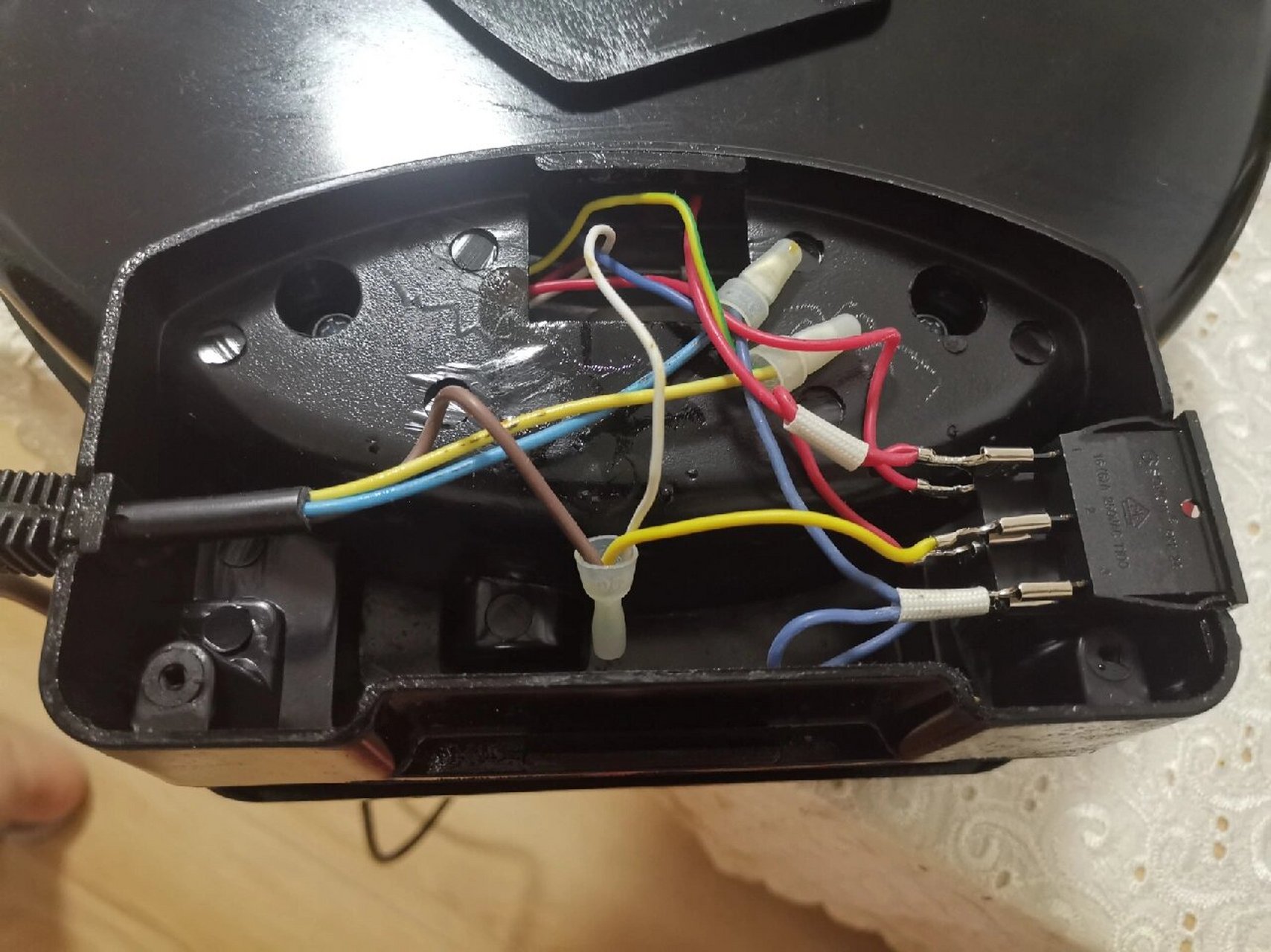 船型开关坏了,自己更换 家里电饼铛的船型开关坏了,买了新的,还带保护