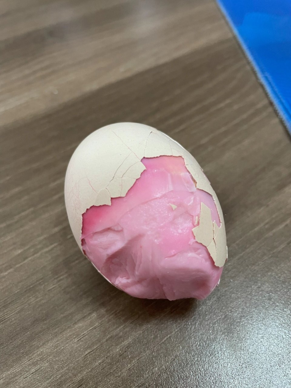 为什么会有粉红色的鸡蛋呢?