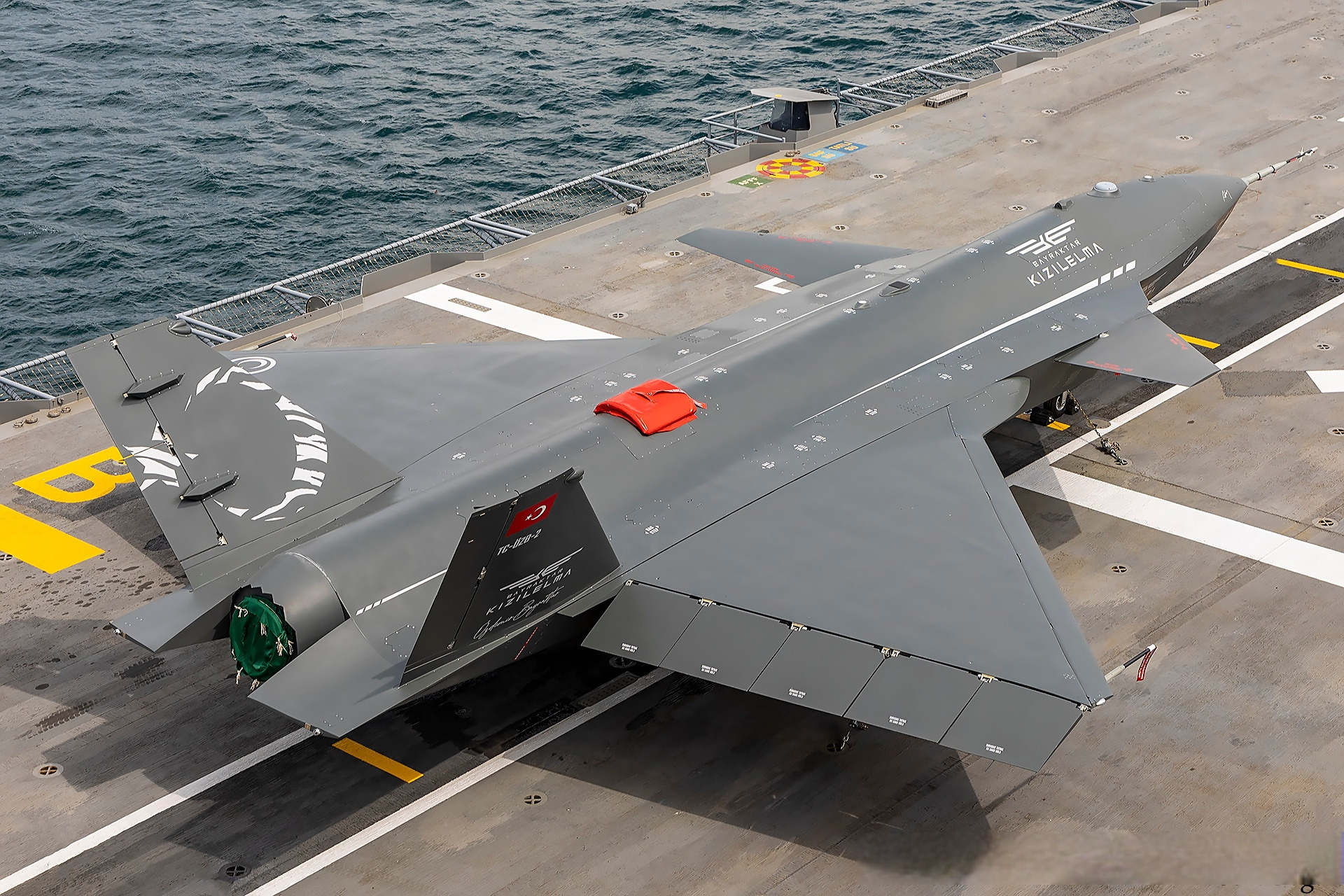 土耳其f-16与红苹果无人机编队飞行.