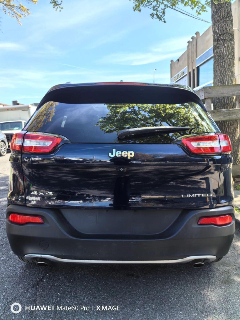 2014年的jeep cherokee 4x4 limited是一款中型suv,迈数9.2万,无事故.