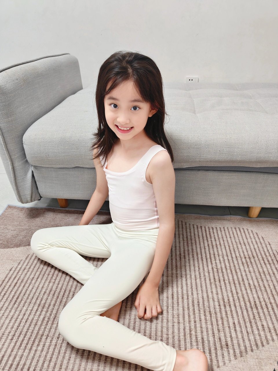 女儿9岁发育期,该穿小背心啦～ 一宝在班里一直属于年龄偏小的 现在也