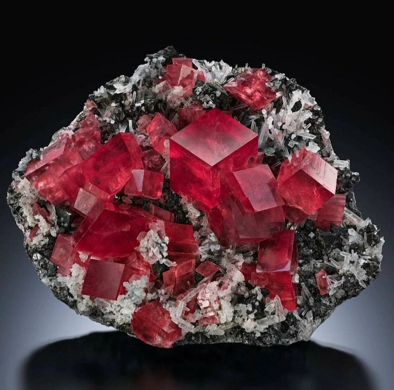 甜蜜之家菱锰矿 对于菱锰矿(国内称红纹石),美国甜蜜之家的矿标