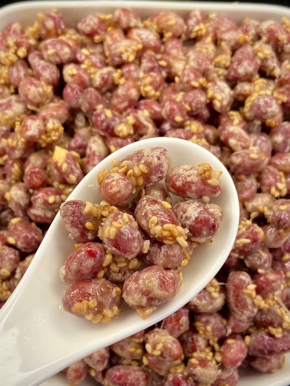 酥酥脆脆的糖霜花生米一出锅就炫到我了,巨好吃!