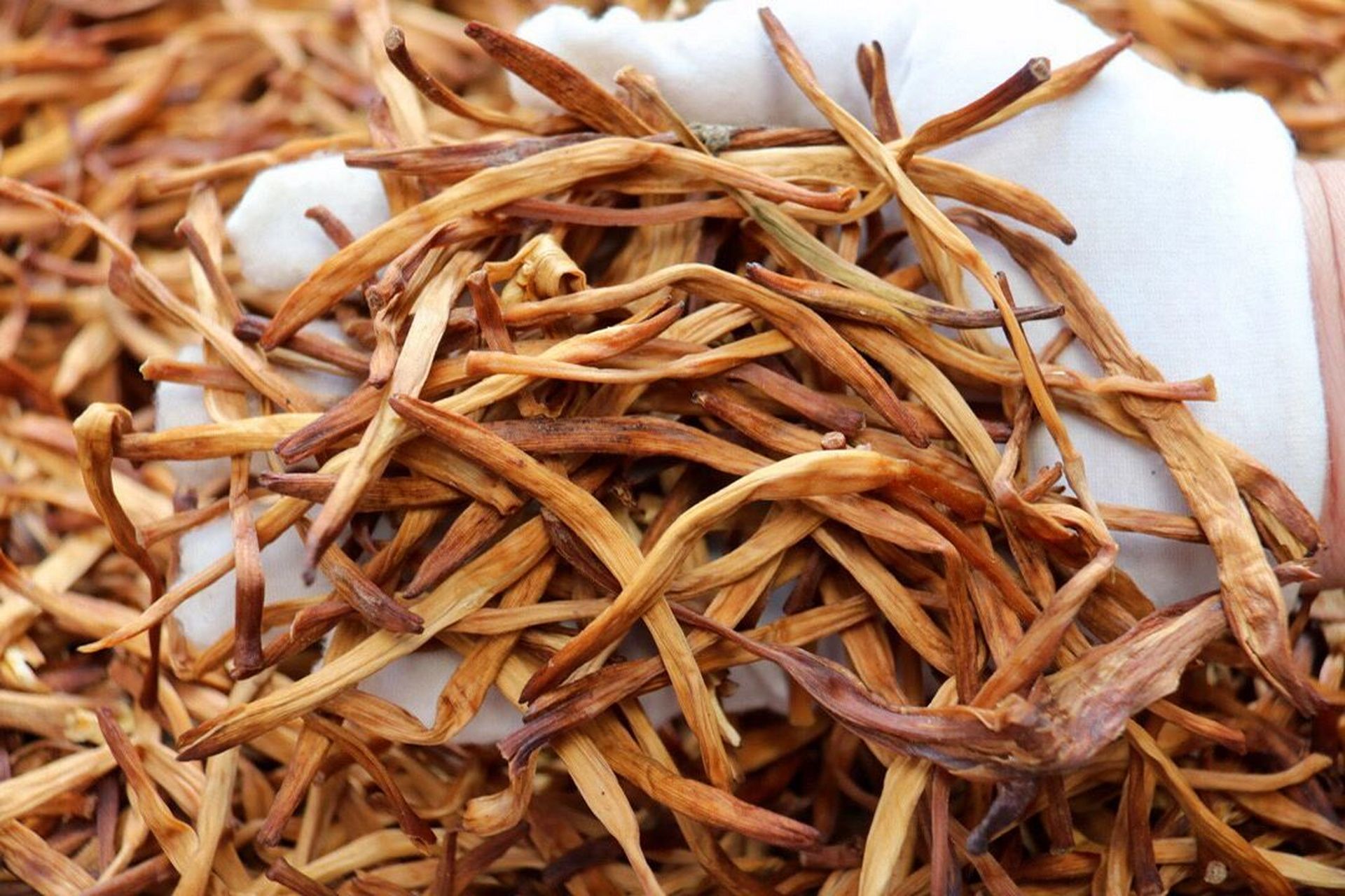 无硫黄花菜,27圆一斤,黄花菜又叫干金针菜,原名叫萱草,古称"忘忧草"