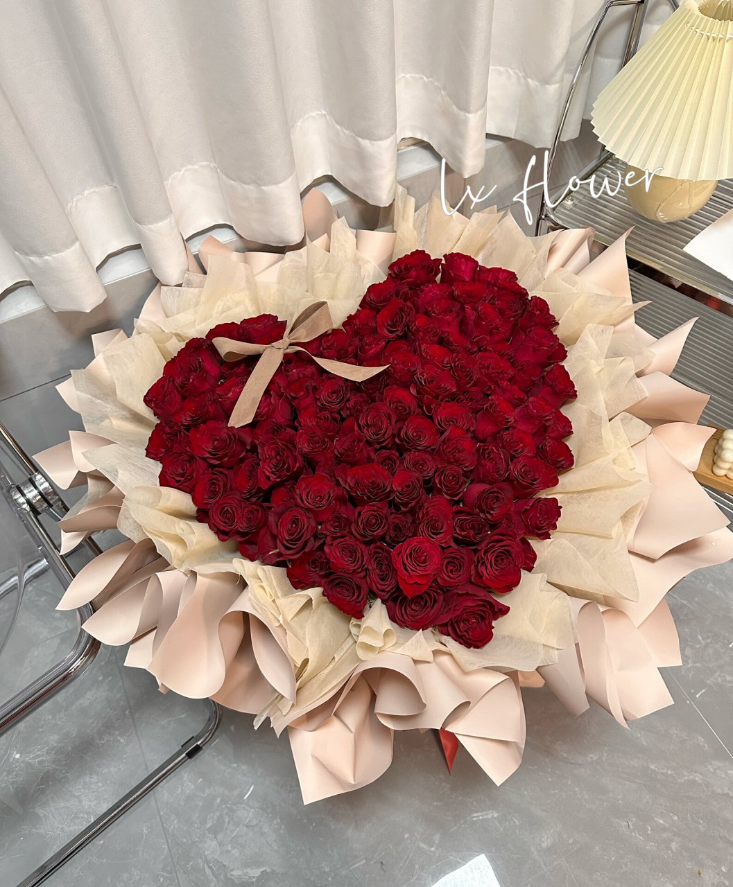 高原红99朵心形花束 不是只有黑白包装才好看 裸米色配色复古感太jue