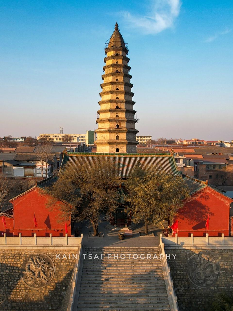 寺,夕阳下的千年古塔 新绛龙兴寺,位于山西运城新绛县的一处高崖边缘