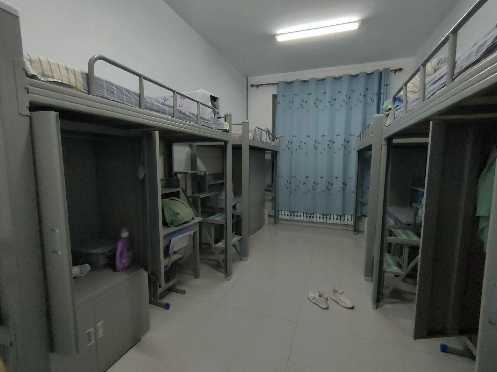 内蒙古农业大学宿舍 当我怀着期待的被学姐领到宿舍后,我的心凉了,和