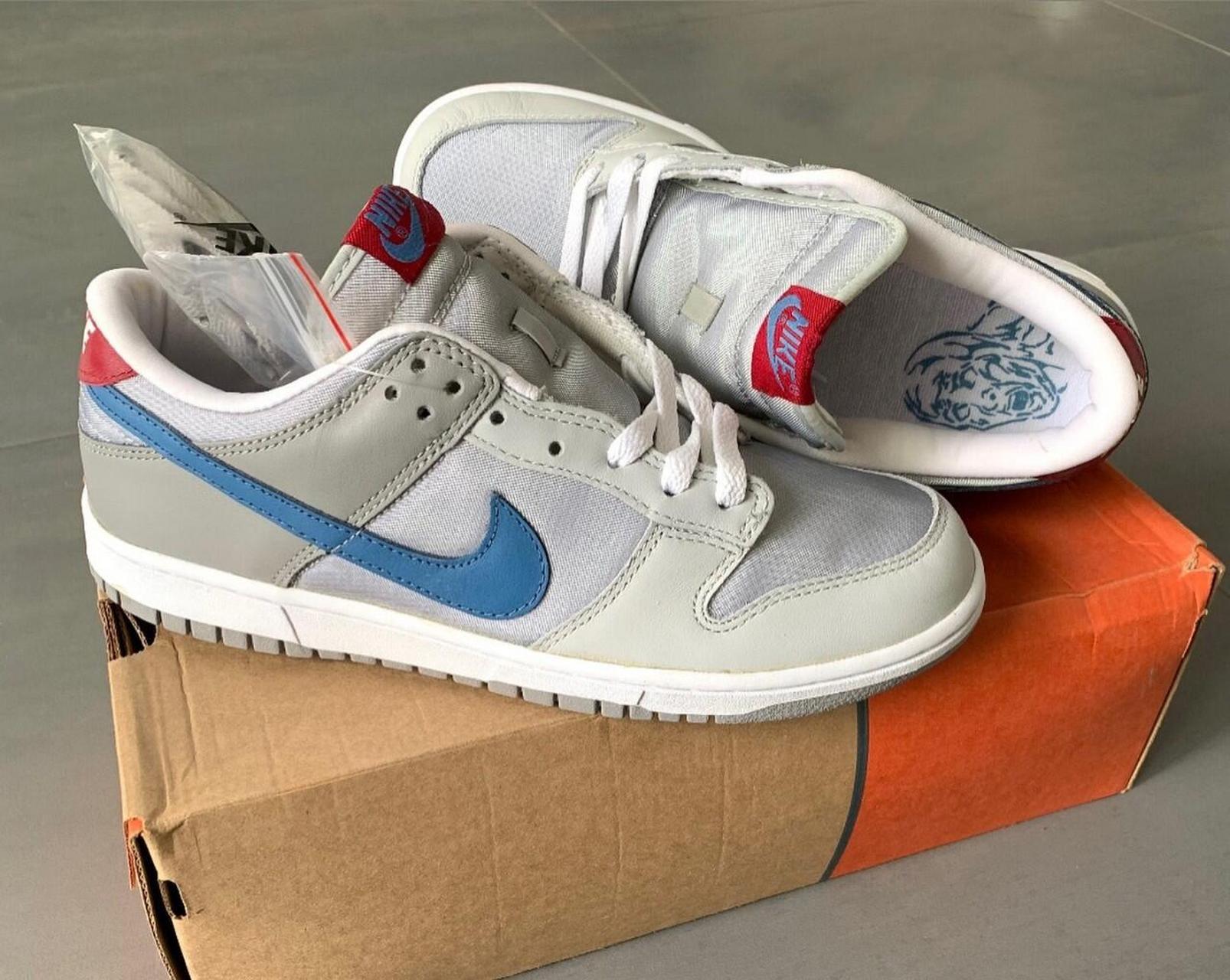 2003 年 nike 打造了一款以漫威「银影侠」为主题的