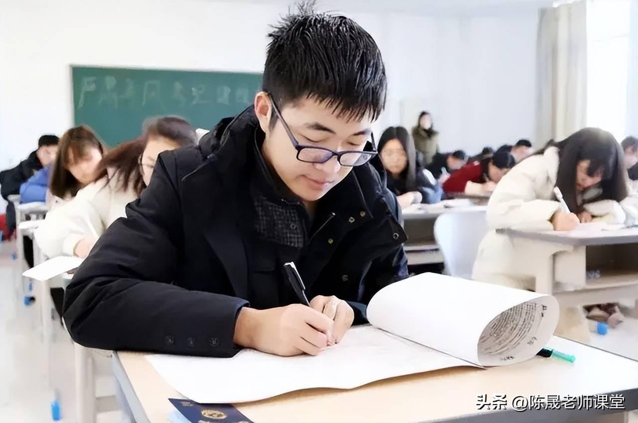 在大学里的课程分为期末考试课和考察课
