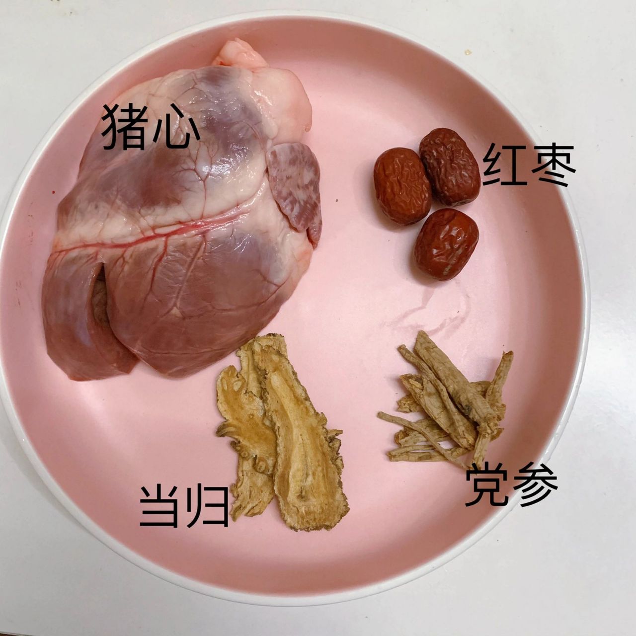 气血不足的姐妹尝一下这个当归猪心汤 功效:当归猪心汤的功效在于调理