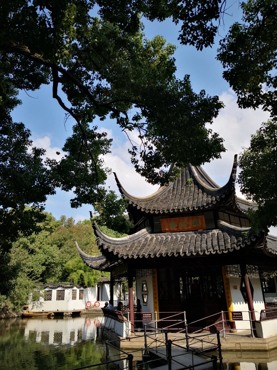 湖心亭—西园寺 西园寺的湖心亭,亭子立于放生池中央,放生池中曾经