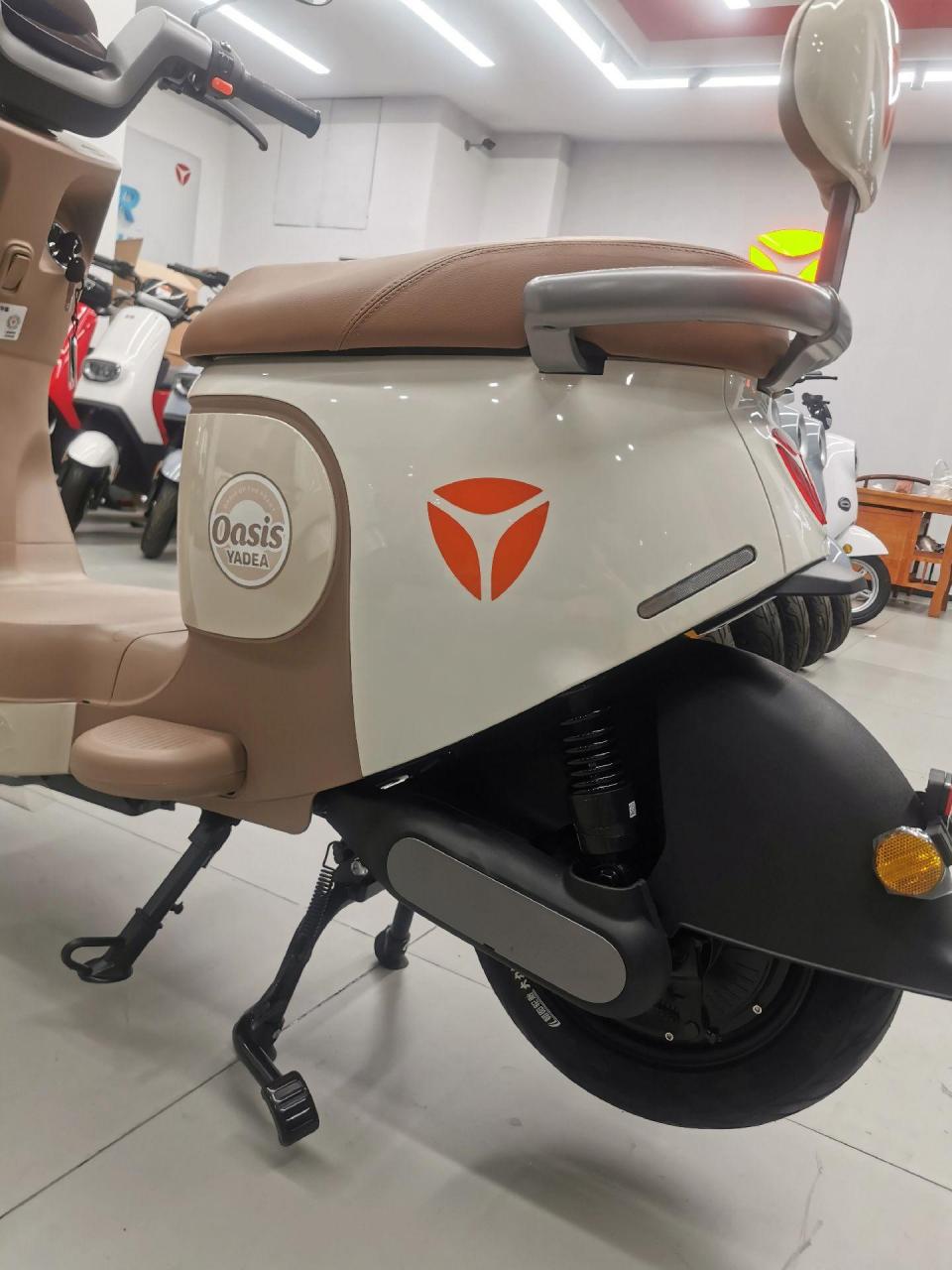 雅迪冠能魅影dm6 30豪华版  60v23a石墨烯电池,超长续航.