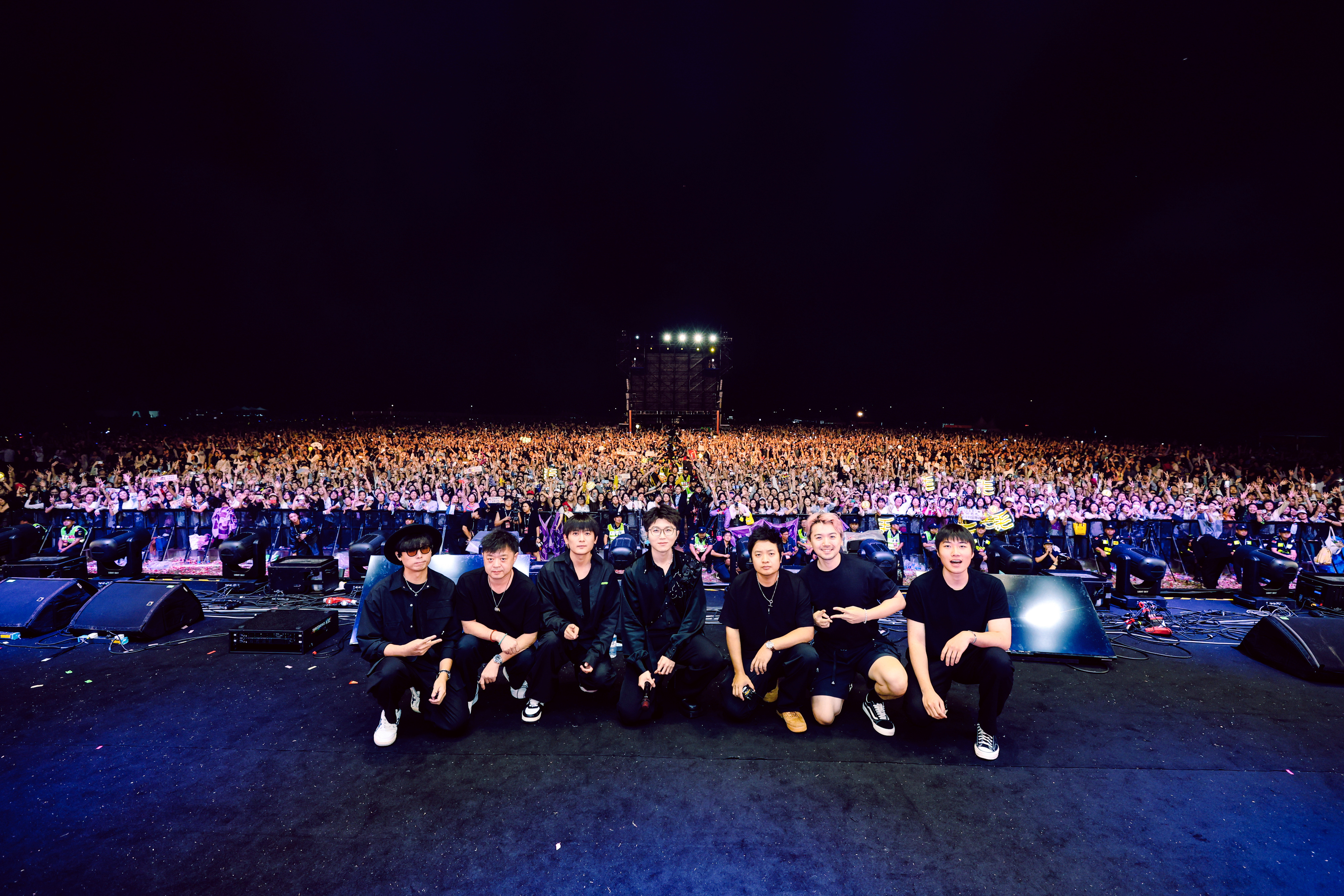 绵绵山水如画,毛不易 #马鞍山葫芦果音乐节# 大合照已收入画卷