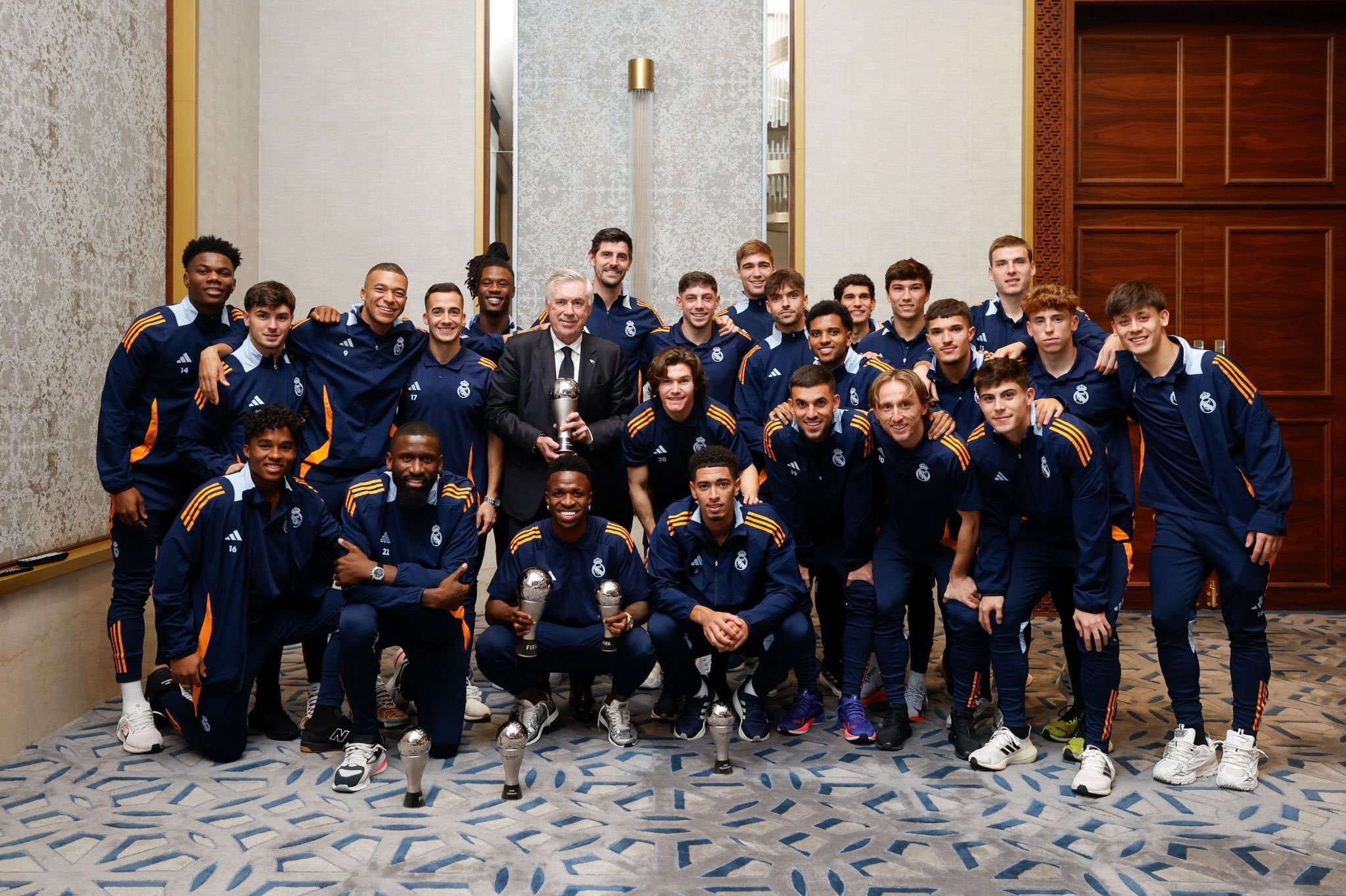 球星足球合影足坛大合影阿隆索和皇马众球员01年fifa年度最佳阵容博主