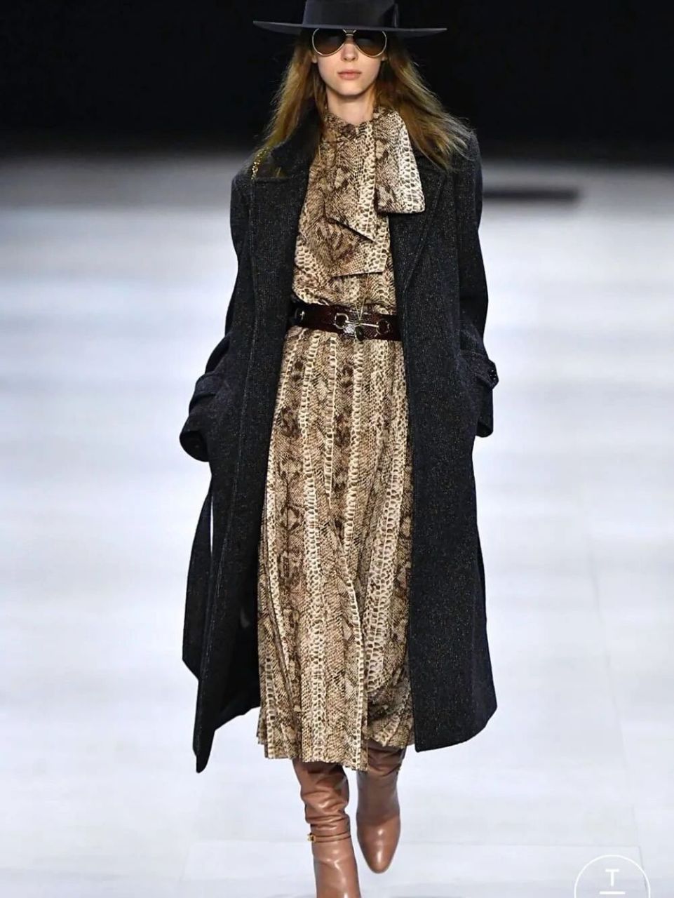 时尚‖布尔乔亚风 阔腿裤加过膝长靴,西装外套戴佩衬衫,再加上飞行员