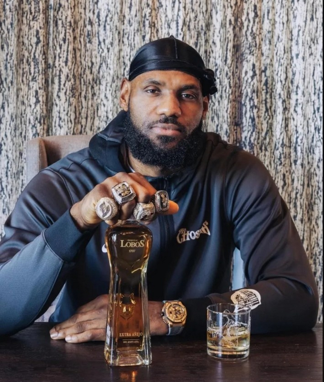 总冠军戒指宣传自家品牌新款  直播吧2月2日讯 湖人球星詹姆斯今日