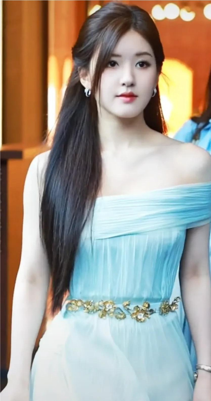 高端大气,很亲和,有点像刘亦菲[给你小心心][给你小心心][给你小心心]