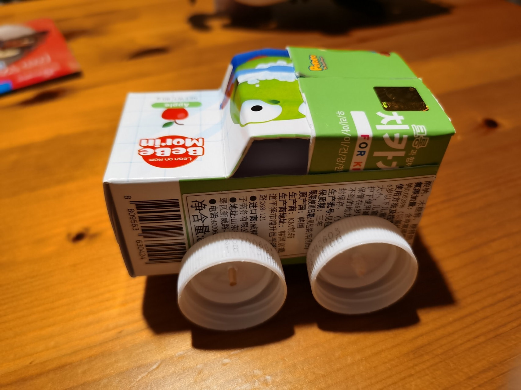 幼儿园手工作业97废物利用小车子 一个牙膏盒子.两根棉签棒子.