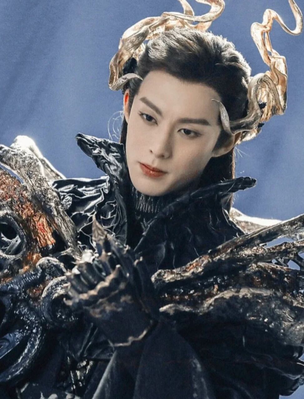 刚刚刷到了张萌分享的视频,现在剧组给她化妆的正是东方青苍的化妆师