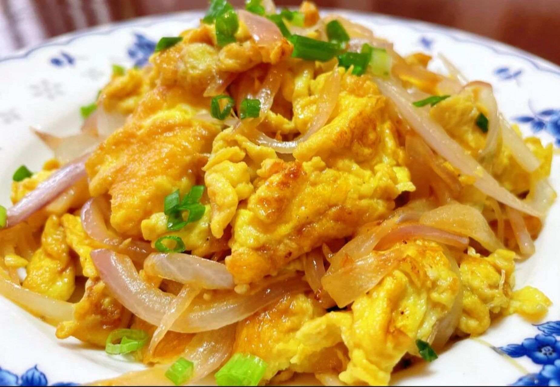 洋葱炒鸡蛋,香喷喷滴 9494食材95 洋葱1个,鸡蛋3个,小葱3根