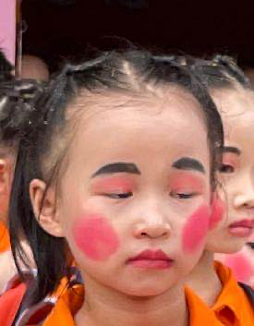 哈哈哈哈哈幼儿园文艺晚会妆容直呼救命 太搞笑了哈哈哈哈哈哈 婶婶