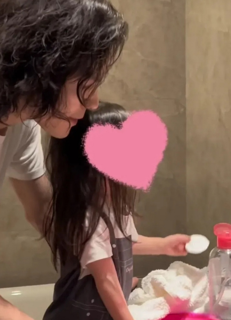 向佐晒女儿萌照,虽然正脸被挡住,但小奶皇的身影也是超可爱啊!