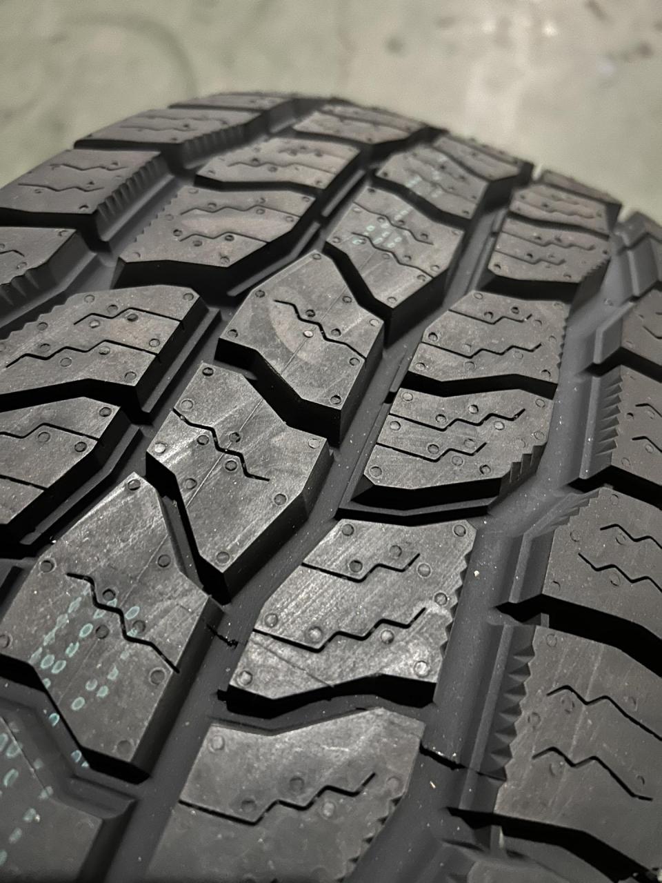 固铂2657017 at3 lt 带山峰雪花标 胎体层级:10p 特点:低噪音,适合