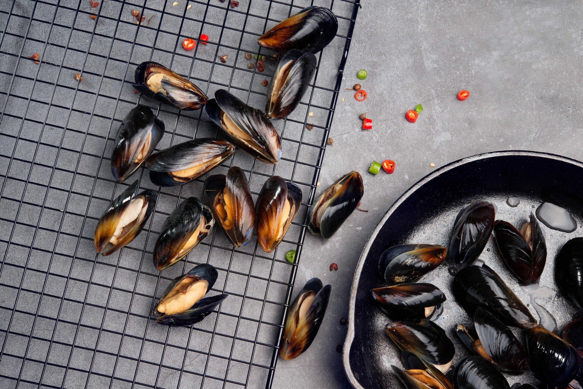 青口贝,北方叫海虹,南方人叫青口,淡菜,亦称"东海夫人",学名叫贻贝,为