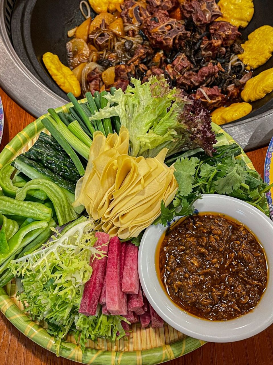 第一次吃东北蘸酱菜!