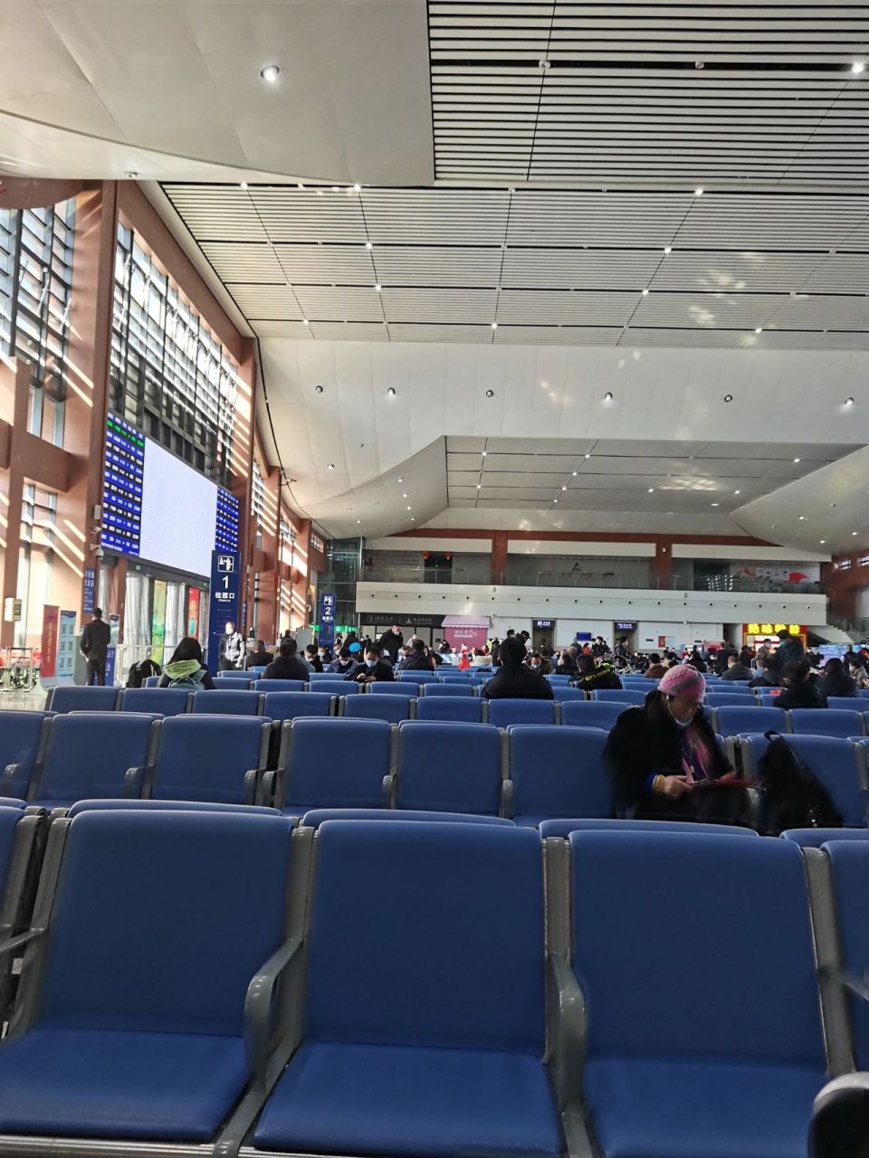 贵阳东站站内换乘10分钟成功   第一次来贵阳东,站内换乘,没什么人的