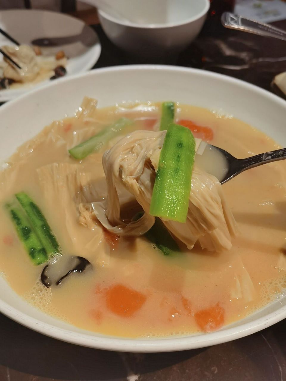 汤城小厨的这个丝瓜腐竹汤惊艳到我了 汤底特别的浓郁,腐竹吃起来糯糯