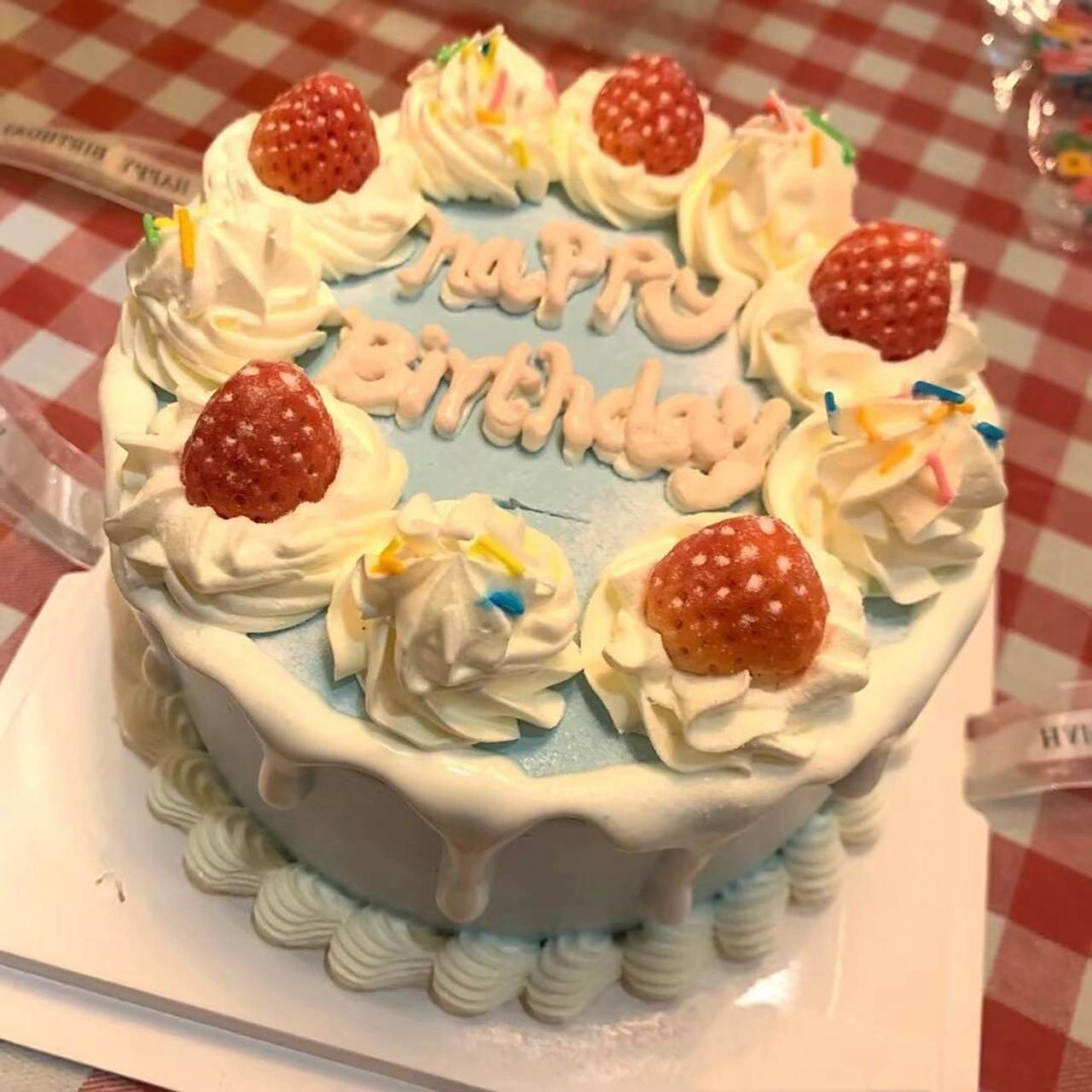 氛围感十足的生日蛋糕98 我买的是六寸的,真的超级好看,实物比图片