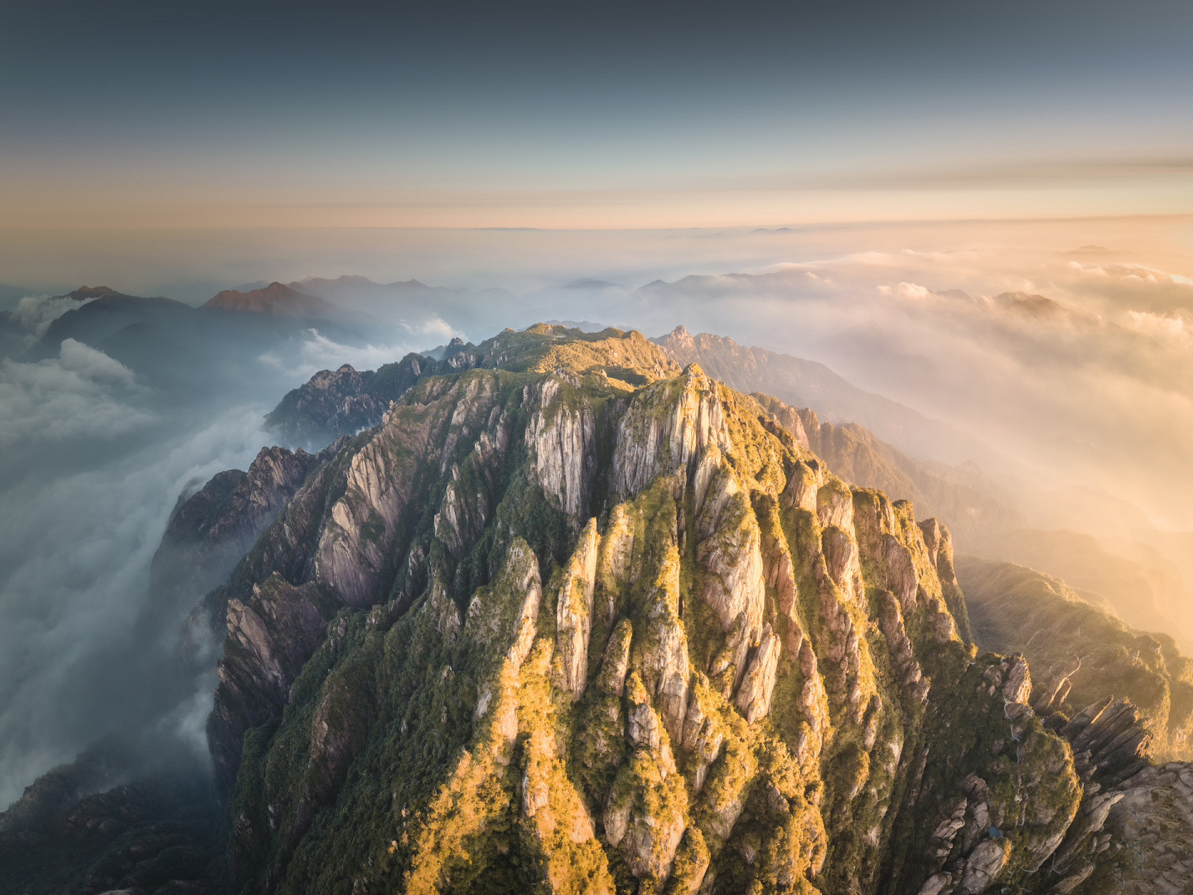 航拍江西三清山|日出云海 三清山的峰峦起伏,云雾缭绕,像是被一层神秘