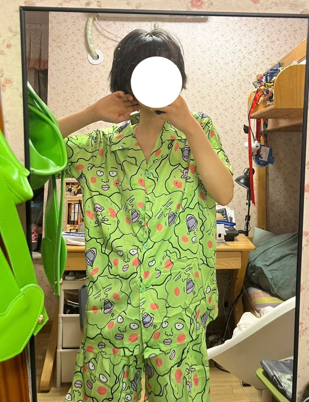 这绿了吧唧的睡衣真清爽啊 小酒窝是最适合印在衣服上的吉祥物! 作为