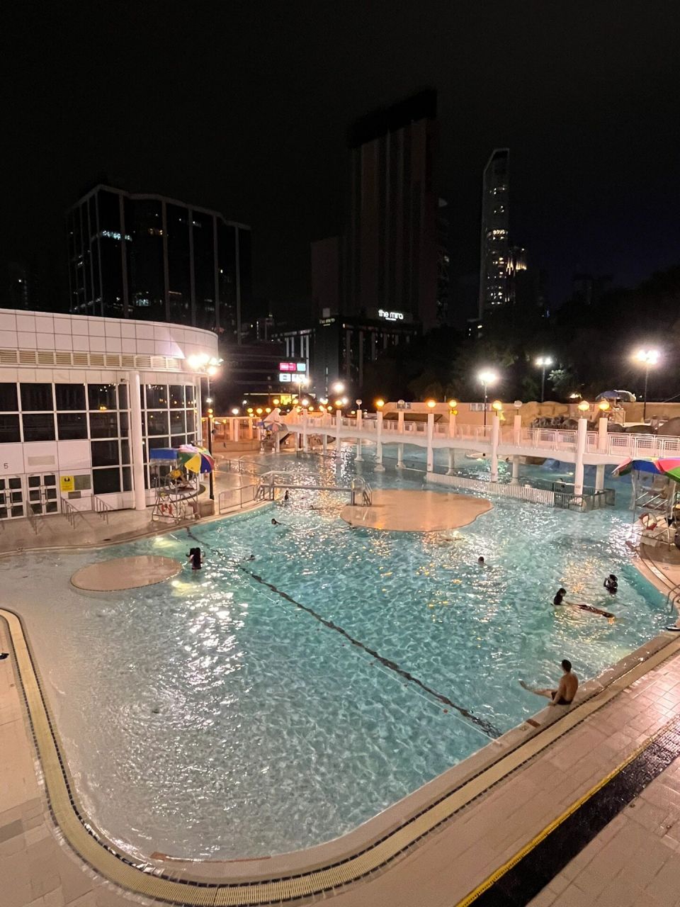 香港游泳 九龙公园游泳池 在香港住了半年才发现原来楼下有个游泳池