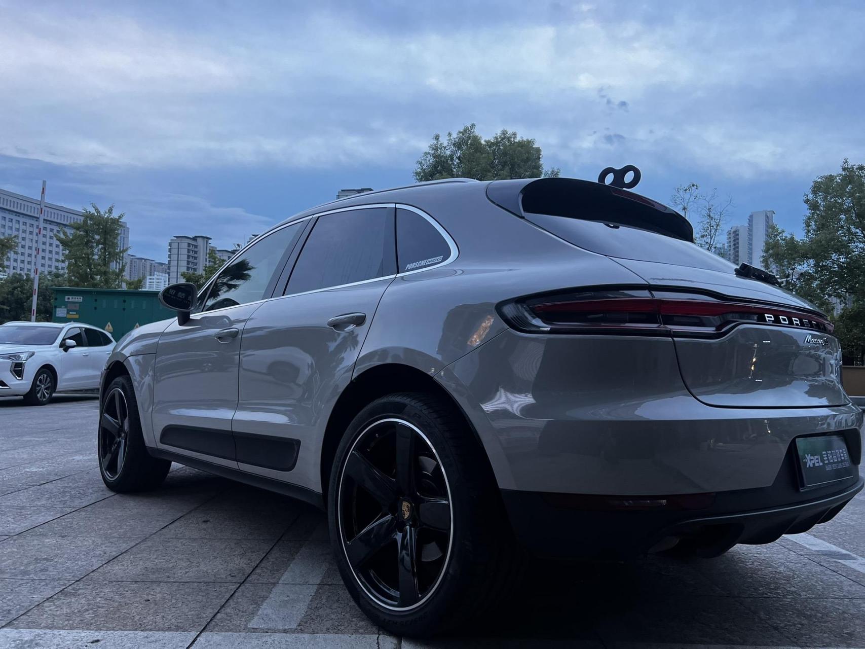 保时捷macan改色贴膜哑灰可以带来一种独特的外观效果,让车辆显得更加